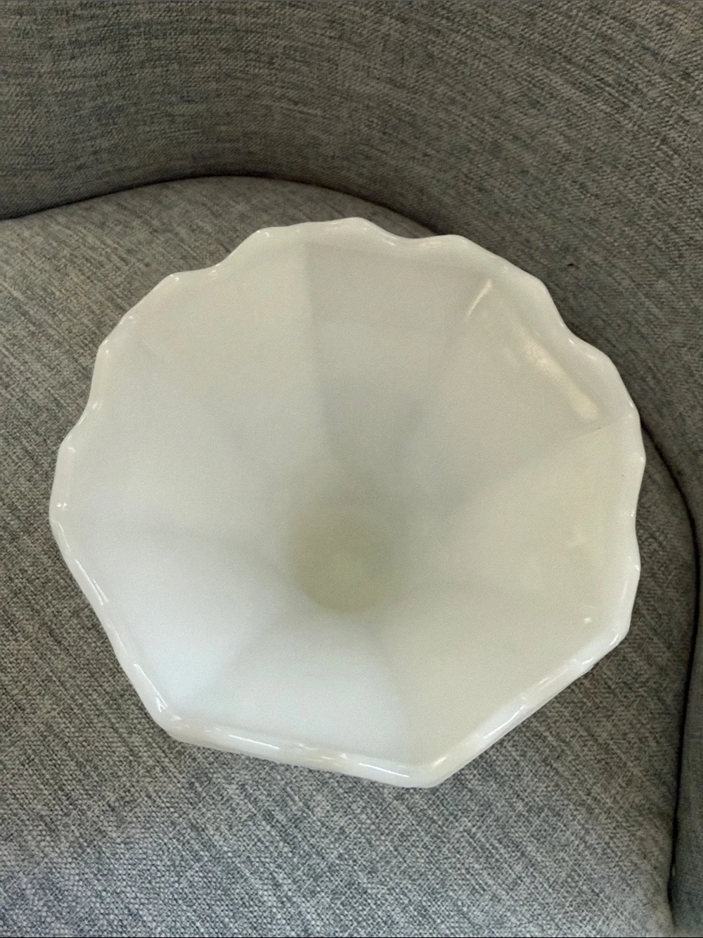 VINTAGE ANCHOR HOCKING GRAPE VINE WHITE MILK GLASS PANELED FOOTED VASE 6